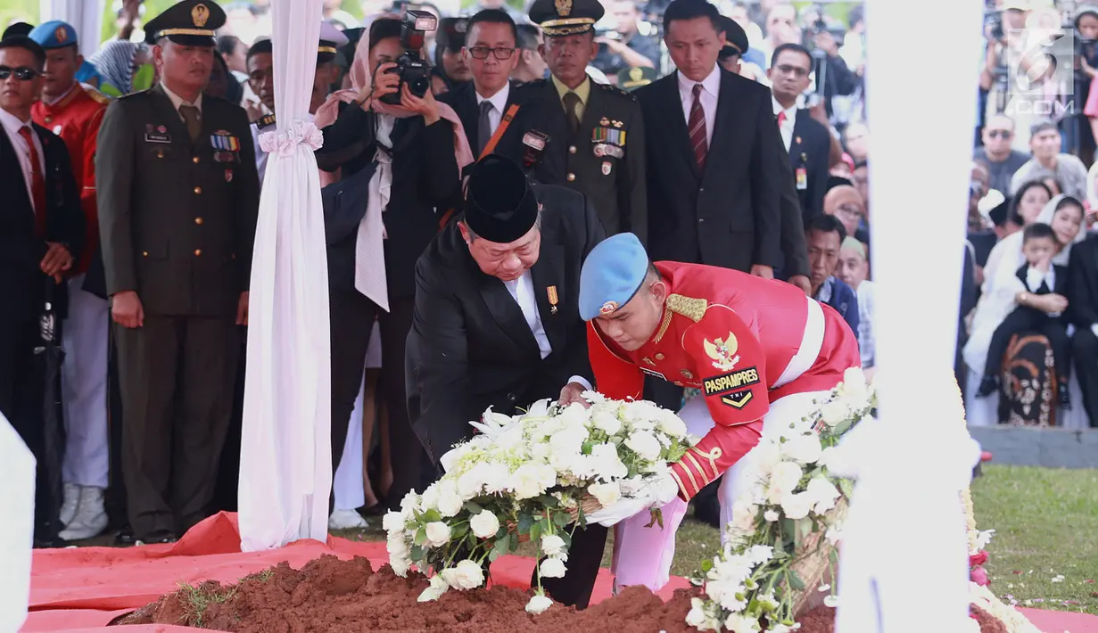 Presiden ke-6 RI Susilo Bambang Yudhoyono meletakan karangan bunga di atas pusara Ani Yudhoyono di TMP Kalibata, Jakarta, Minggu (2/6/2019). Ani Yudhoyono meninggal dunia di National University Hospital Singapura pada 1 Juni 2019 karena kanker darah. (Fimela.com/Deki Prayoga)
