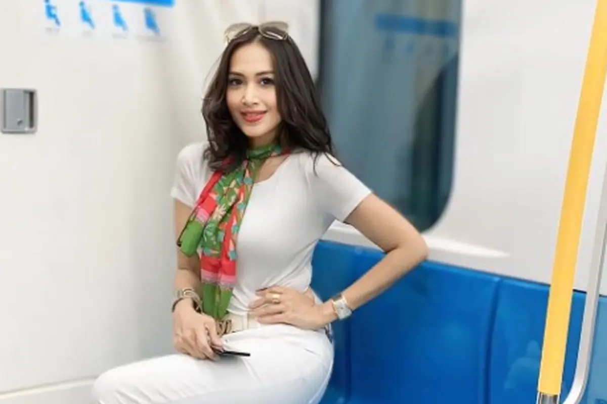 Gaya Diah Permatasari Naik MRT