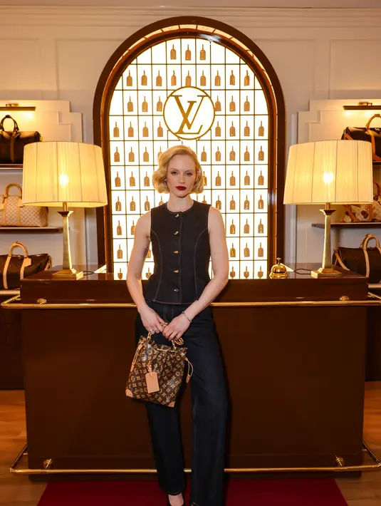 Emma Laird jinjing top handle Monogram LV dengan busana denim on denim [Louis Vuitton]