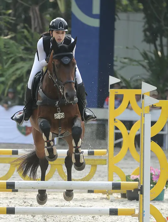 Bersama sang suami, perempuan berusia 37 tahun itu bertekad untuk lebih mempopulerkan olahraga yang dicintainya itu ke khalayak yang lebih luas lagi. Demi keseriusannya, bersama sang suami setiap  tahun menggelar kompetisi berkuda lewat event bertajuk Djuogo Next Adventure. [Foto:  Bambang E Ros/Fimela.com]
