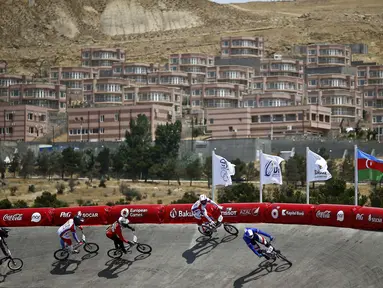 Para atlet BMX sedang berlomba dalam Pesta Olah Raga Eropa 2015 di Baku, Azerbaijan, (26/6). (REUTERS/Kai Pfaffenbach)