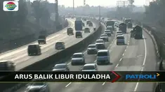 Kepadatan arus lalu lintas mulai terjadi di ruas Jalan Tol Cikampek, Karawang, Jawa Barat, tepatnya di jalur menuju Jakarta.