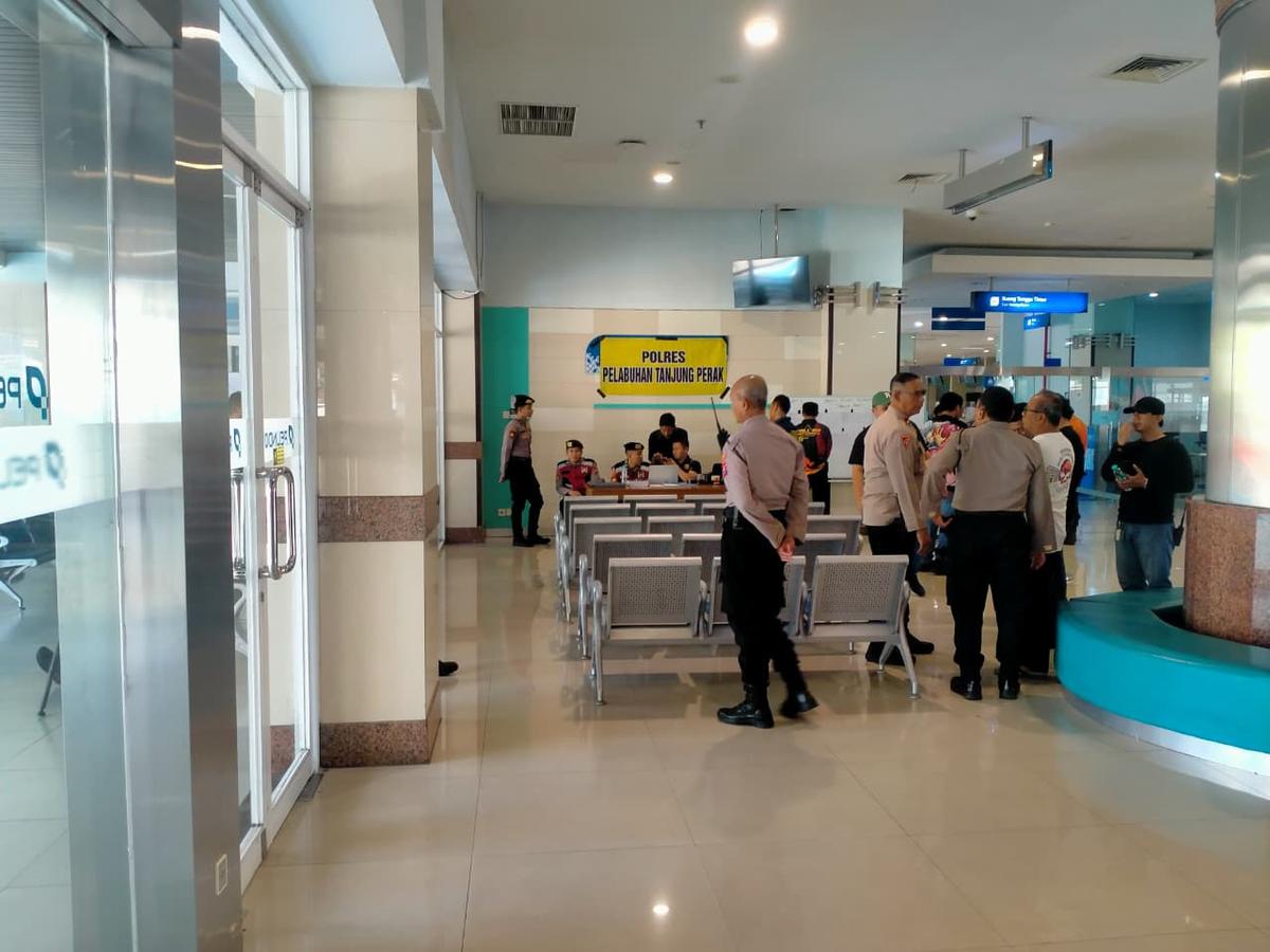 Pelindo membuka posko informasi dan pendataan bagi keluarga penumpang KM Virgo Transport 8. (merdeka.com/erwin yohanes).