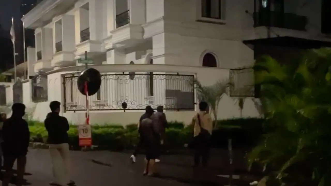 Rumah Anggota DPR Eko Patrio Didatangi Massa