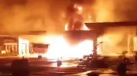 Truk BBM milik PT Pertamina (Persero) terbakar hebat di SPBU di wilayah Gandongan, Kabupaten Bogor. Kebakaran itu terjadi pada Senin, 11 Maret 2024, pagi. (dok: Istimewa)