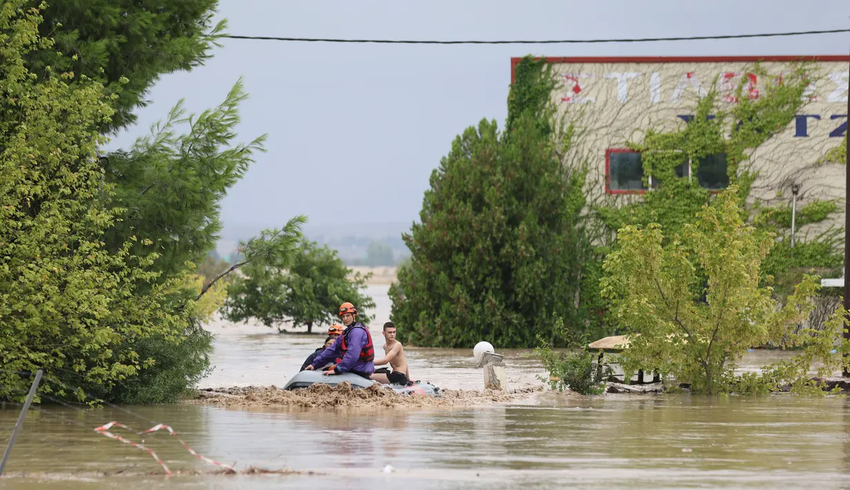 Hujan badai dahsyat melanda Yunani, Turki, dan Bulgaria, memicu banjir yang menyebabkan beberapa orang meninggal dunia. (AP Photo/Vaggelis Kousioras)