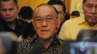 Aburizal Bakrie (Ical) memutuskan menggugat putusan Menteri Hukum dan HAM Yasonna Laoly ke Pengadilan Tata Usaha Negara (PTUN), Jakarta, Selasa (10/3/2015).(Liputan6.com/Herman Zakharia)