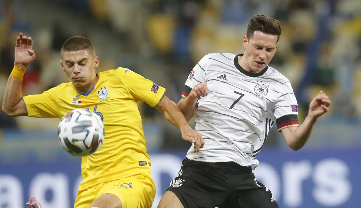 Gelandang Jerman, Julian Draxler berebut bola dengan bek Ukraina, Vitaliy Mykolenko pada pertandingan  UEFA Nations League di Stadion Olimpiyskiy di Kyiv, Ukraina, Sabtu (10/10/2020). Jerman menang 2-1 atas Ukraina. (AP Photo/Efrem Lukatsky)