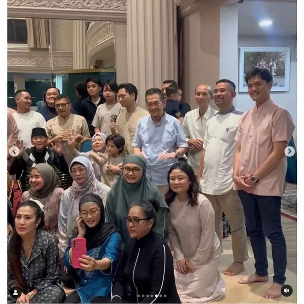 6 Potret Kehangatan Liza Natalia dan Ashanty di Acara Bukber Keluarga Besar