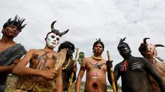 Sejumlah warga saat mengambil bagian dalam acara perayaan Festival "Lok Ta Pring Ka-Ek" yang merupakan bagian dari festival keagamaan tahunan di pinggiran Phnom Penh, Kamboja, (9/6/2016). (REUTERS/Samrang Pring)