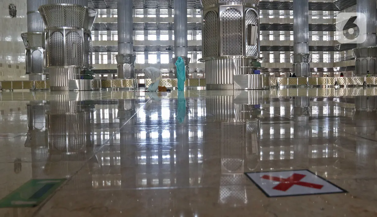 Umat Muslim menunaikan salat zuhur di Masjid Istiqlal, Jakarta, Sabtu (10/4/2021). Masjid Istiqlal akan membuka salat tarawih berjemaah saat Ramadan dengan membatasi jumlah jemaah hanya 2.000 orang dari kapasitas 250 ribu dan memperhatikan protokol kesehatan Covid-19. (Liputan6.com/Herman Zakharia)
