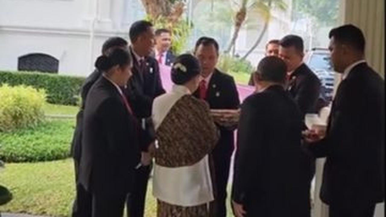 Setelah Iriana muncul bersama Presiden Jokowi, para Paspampres pun langsung maju dan menyanyikan lagu selamat ulang tahun.