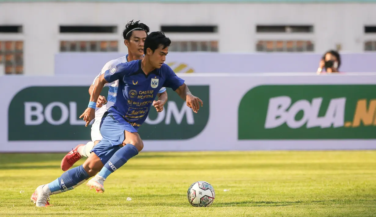 Menurut agen Pratama Arhan, Dusan Bogdanovic, Arhan dikontrak Tokyo Verdy selama 2 tahun atau hingga 2024. PSIS Semarang memang membebaskan biaya transfer Pratama Arhan kepada Tokyo Verdy. Namun ada beberapa klausul atau kesepakatan antara Arhan, PSIS dan sang agen. (Bola.com/Bagaskara Lazuardi)