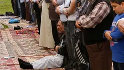 Warga Palestina gelar salat Istisqa di Kota Gaza, Palestina, Rabu (16/11). Kemarau yang melanda beberapa bulan terakhir di Gaza menyebabkan krisis air dan memperburuk kondisi pertanian. (REUTERS)
