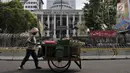 Kawat berduri dipasangkan di depan Gedung Mahkamah Konstitusi (MK), Jakarta, Rabu (26/6/2019). Kepolisian memperketat penjagaan di sekitar Gedung MK dengan kawat berduri, kendaraan lapis baja, serta ratusan personel. (merdeka.com/Iqbal S. Nugroho)