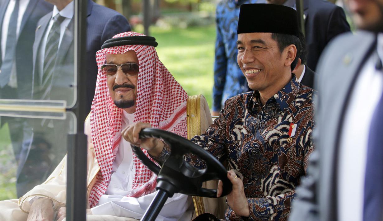 Presiden Jokowi mengajak Raja Salman bin Abdulaziz Al Saud keliling halaman Istana Merdeka dengan menaiki mobil golf, Jakarta, Kamis (2/3). (AFP Photo/ Pool/DITA ALANGKARA)