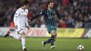 Pemain Southampton, Manolo Gabbiadini (kanan) mencoba melewati pemain Swansea City, Ki Sung-yueng pada lanjutan Premier League di Liberty Stadium, Swansea, (8/5/2018). Swasea City kalah dari Soton 0-1.  (Nick Potts/PA via AP)