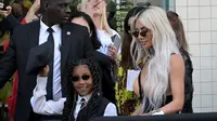 Sosialita AS Kim Kardashian dan putrinya North West tiba untuk menghadiri acara koleksi Jean-Paul Gaultier saat Paris Fashion Week Fall/Winter 2023 di Paris, Prancis, 6 Juli 2022. Mereka kompak berbaju hitam dengan anting hidung berantai super panjang yang terhubung dengan perhiasan perak nan berkilau. (AFP)