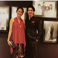 Keceriaan terpancar kedua pengantin yang mengenakan balutan gaun dan pakaian serba putih dari beberapa foto yang beredar. Terlihat juga keluarga dari pihak mempelai lelaki ikut menyaksikan hari bahagianya. (Instagram)