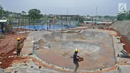 Pekerja menyelesaikan pembangunan arena bermain bmx di Proyek pembangunan alun-alun kota Depok, Jawa Barat, Rabu (9/1). Proyek pembangunan alun-alun kota Depok Tahap di targetkan selesai pada akhir januari 2019 ini. (Liputan6.com/Herman Zakharia)