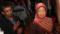 Ibunda Jokowi Sujiatmi Notomiharjo saat tiba di RS Kasih Ibu Solo, Minggu malam, 16 Juli 2017. (Liputan6.com/Fajar Abrori)