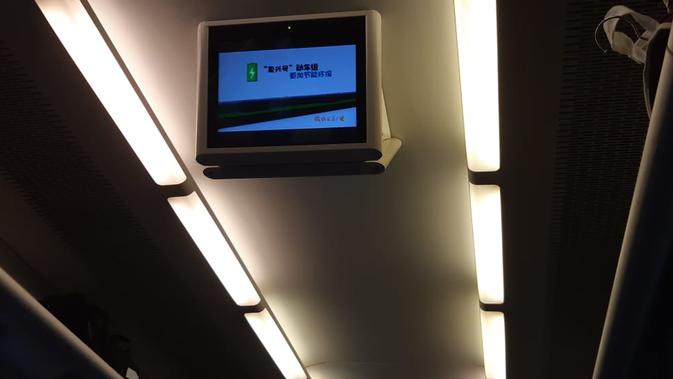 Layar informasi perjalanan di salah satu kereta cepat di China, rute Daqing to Harbin. (Liputan6.com/Tanti Yulianingsih)