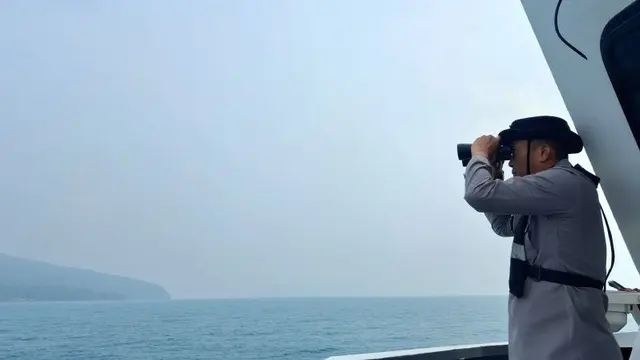 Kapal Polisi (KP) Sanjaya dikerahkan untuk mencari lima jurnalis dan tiga awak kapal yang hilang kontak di Selat Sunda. (Dok. Antara)
