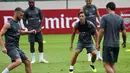 Pemain Arsenal, Mesut Ozil dan rekan setimnya menjalani latihan untuk kompetisi pramusim International Champions Cup (ICC) 2018 di Singapura, Rabu (27/5). Menjelang duel kontra Atletico Madrid, Ozil dkk menikmati sesi latihan ringan. (AFP/Roslan RAHMAN)