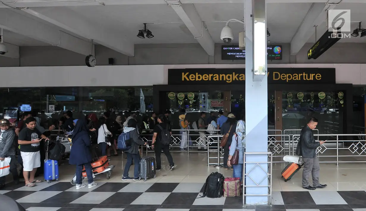 Antrean calon penumpang di pintu keberangkatan Bandara Halim Perdanakusuma, Jakarta, Senin (11/6). Untuk mengatasi lonjakan penumpang, 3 maskapai penerbangan di Bandara Halim menambahkan 12 slot penerbangan ekstra. (Liputan6.com/Iqbal S. Nugroho)