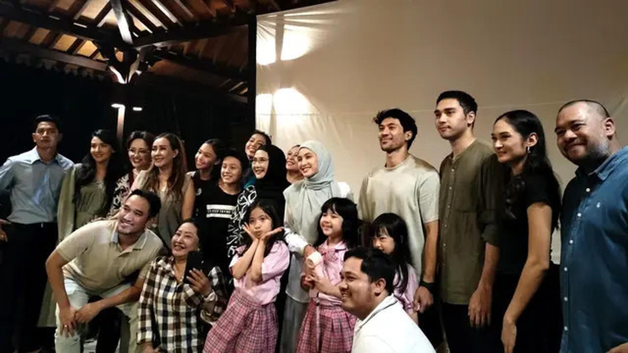 Sinetron SCTV Cinta di Ujung Sajadah Tayang Perdana, Para Pemain Nobar di Lokasi Syuting Sekaligus Santuni Anak Yatim