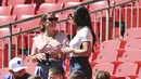 Annie Kilner, tunangan pemain Inggris Kyle Walker (kanan) berbincang Coleen Rooney, istri mantan pemain Inggris Wayne Rooney selama pertandingan grup D antara Inggris melawan Kroasia di stadion Wembley di London, Minggu (13/6/2021). (Glyn Kirk/Pool Photo via AP)