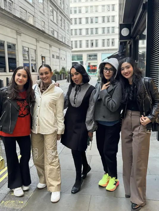 Selama di London, Ussy juga sempat bertemu dengan sejumlah selebritas lainnya. [Foto: Instagram/ Ussy Sulistiawaty]