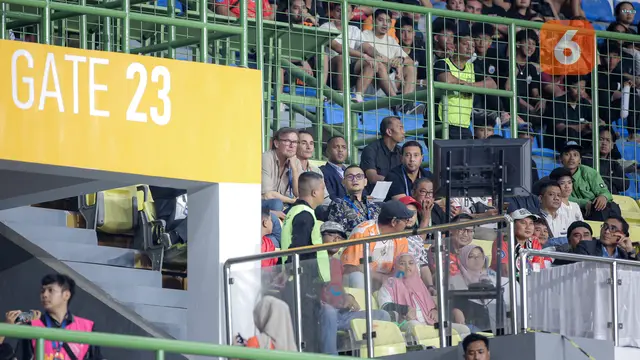 Foto: Momen Pelatih Baru Timnas Indonesia Patrick Kluivert dan Sejumlah Asistennya Menyaksikan BRI Liga 1 2024/2025