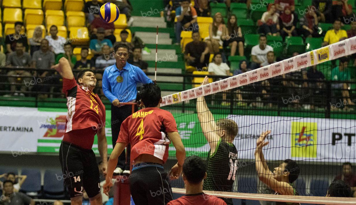 Pevoli Samator Surabaya, Reidel Alfonso, melakukan smash saat melawan Jakarta BNI Taplus. Kekalahan Samator Surabay ini membuat nilai kedua tim menjadi sama dalam klasemen final four. (Bola.com/Vitalis Yogi Trisna)