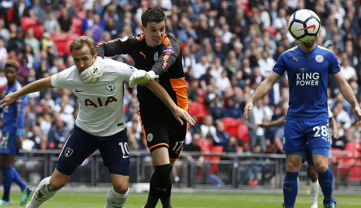 Harry Kane. Striker Inggris berusia 29 tahun yang kini menjalani musim ke-13 bersama Tottenham Hotspur ini tercatat pernah 2 kali melakukan hattrick beruntun di Liga Inggris pada musim 2016/2017 dan 2017/2018. Di musim 2016/2017, momen itu terjadi di pekan ke-37 dan ke-38. Pada pekan ke-37 sebagai laga tunda pekan ke-34 (18/5/2017) empat golnya membawa Spurs menang 6-1 atas Leicester City, sementara di pekan ke-38 (21/5/2017) hattricknya membawa The Lilywhites mengatasi Hull City 7-1. (AFP/Ian Kington)