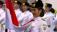 Pengukuhan 76 anggota Pasukan Pengibar Bendera Pusaka (Paskibraka) yang akan bertugas saat peringatan HUT ke-79 RI di Istana Negara Ibu Kota Nusantara (IKN), Kalimantan Timur, pada 17 Agustus 2024. (Dok. Youtube Sekretariat Presiden)