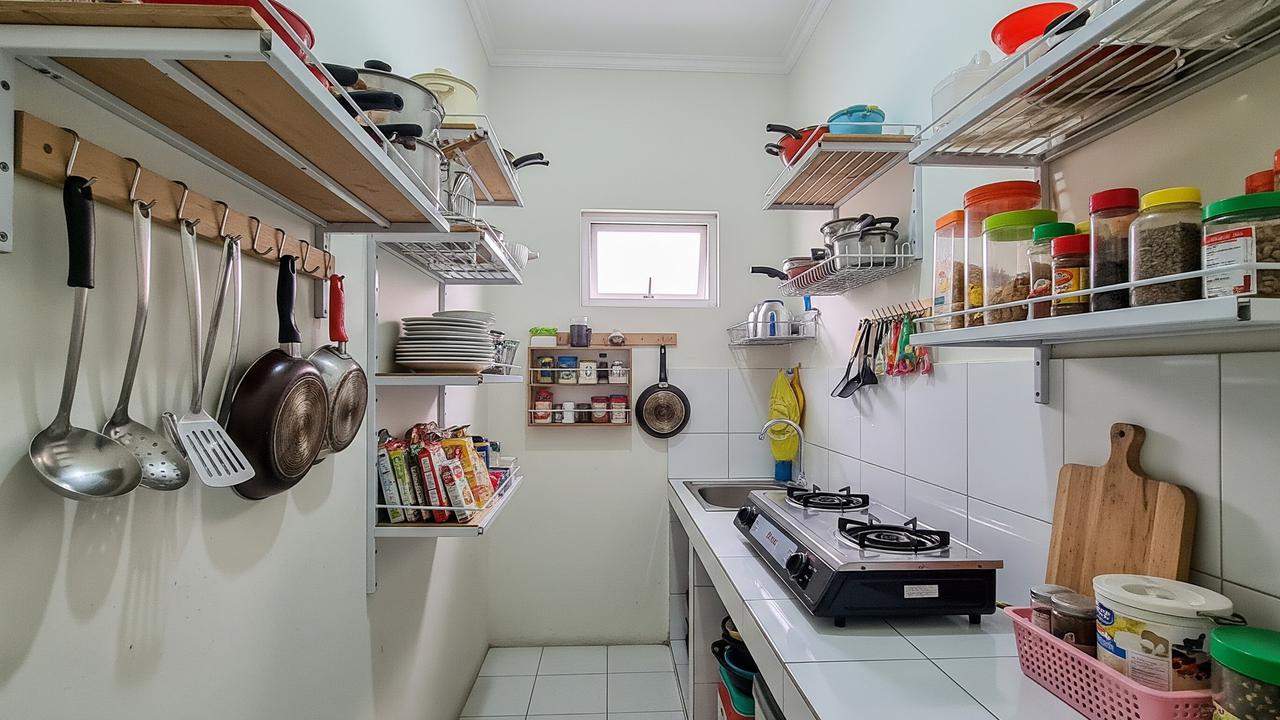Cara Menata Dapur Belakang Rumah Sempit agar Tidak Becek Saat Hujan Deras dengan Gunakan Rak Agar Barang Tak Menyentuh Air