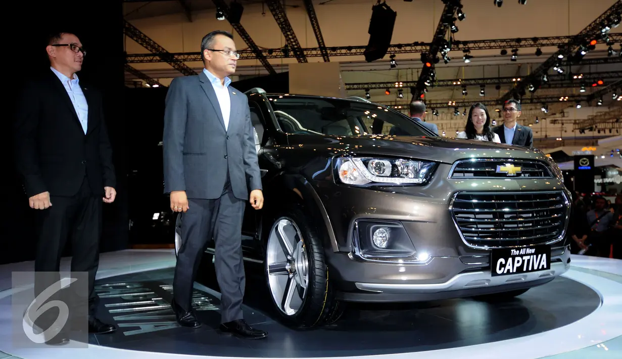 Mobil keluaran terbaru dari Chevrolet yang diperkenalkan pada GIIAS 2016 di ICE BSD City Serpong, Banten, Kamis (11/8). Chevrolet tipe all new captiva tersebut dipasarkan Rp 425 juta otr. (Liputan6.com/Helmi Fithriansyah)