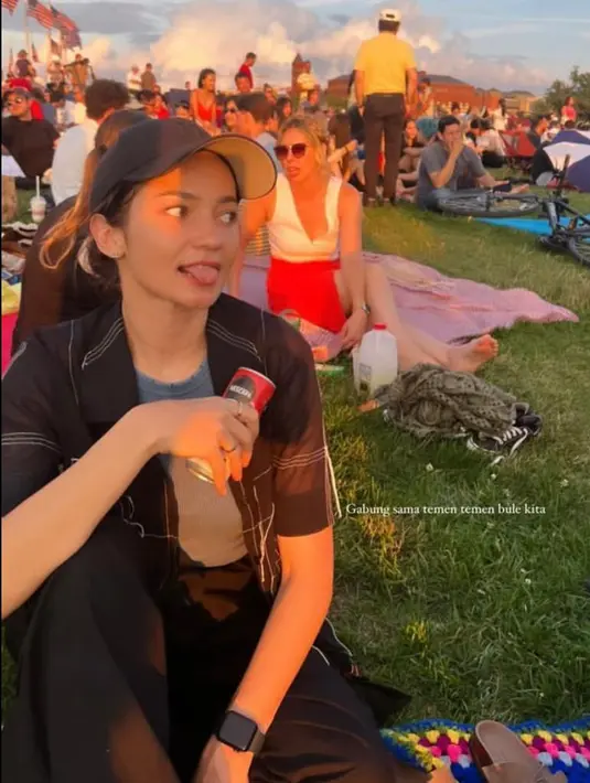 Momen lain memperlihatkan Enzy yang mengenakan plaid shirt sebagai luaran. [Foto: IG/enzystoria].