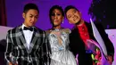 Evi Masamba (tengah), Danang Banyuwangi (kanan) dan Irwan sumenep berfoto bersama usai acara konser Malam Kemenangan di Studio 5 Indosiar, Jakarta, Jumat (12/6/2015). Evi terpilih menjadi juara pertama D'Academy 2. (Liputan6.com/Faisal R Syam) 
