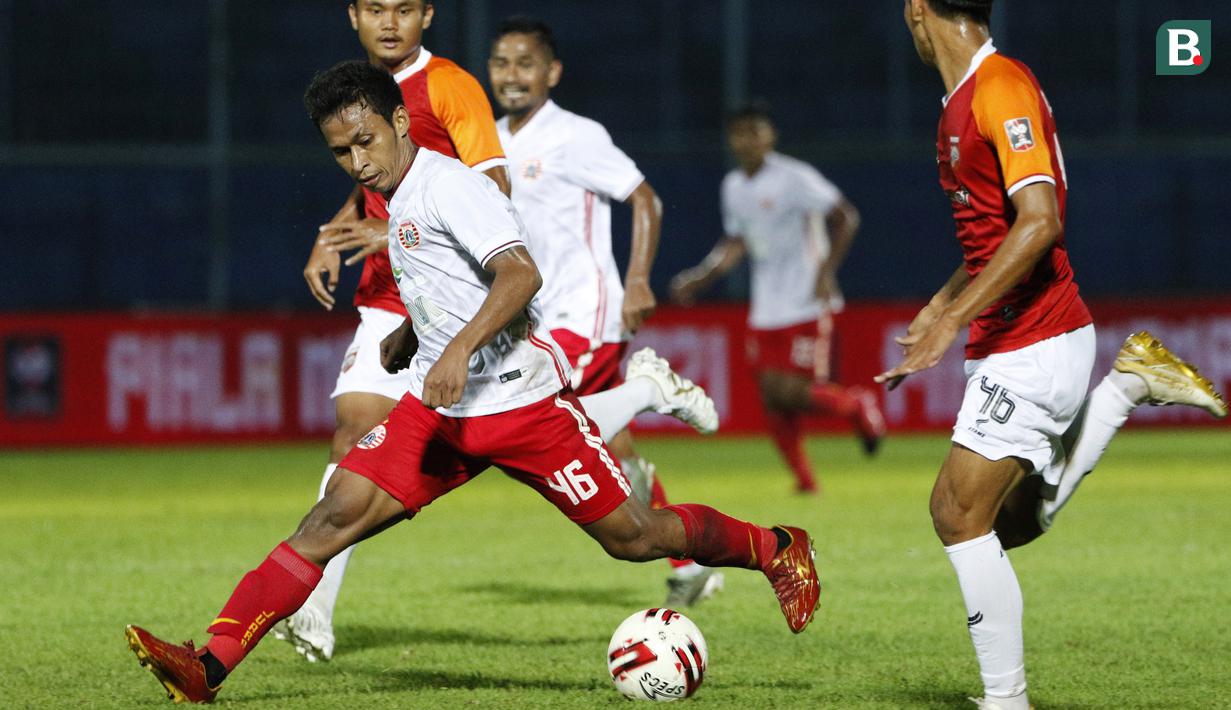 Pemain Persija Jakarta, Osvaldo Ardiles Haay (tengah) dijaga ketat pemain Borneo FC Samarinda dalam pertandingan Babak Penyisihan Grup B Piala Menpora 2021 di Stadion Kanjuruhan, Malang. Sabtu (27/3/2021). (Bola.com/Ikhwan Yanuar)