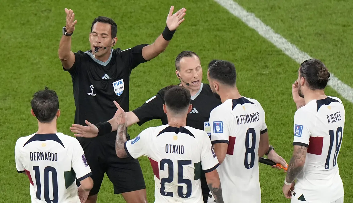 Wasit yang bertugas dalam laga itu dipimpin oleh Facunco Tello dari Argentina. Dua asistennya, juga dari Argentina. Begitu juga petugas VAR. (AP/Luca Bruno)