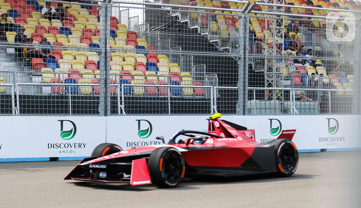 Pembalap tim Avalanche Andretti Formula E, David Beckmann melaju saat kualifikasi seri kesebelas balapan Formula E 2023 Jakarta di Jakarta International E-Prix Circuit (JIEC), Jakarta, Minggu (4/6/2023). (Liputan6.com/Herman Zakharia)