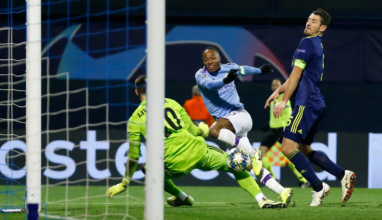 Kiper Dinamo Zagreb Dominik Livakovic (kiri) menyelamatkan gawangnya dari serangan pemain Manchester City Raheem Sterling (tengah) pada pertandingan Grup C Liga Champions di Stadion Maksimir, Zagreb, Kroasia, Rabu (11/12/2019). Manchester City menang 4-1. (AP Photo/Darko Bandic)