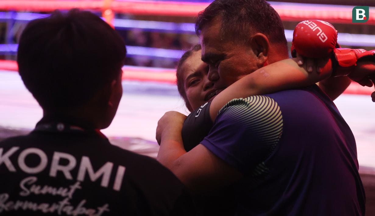 Atlet MMA junior asal Medan, Flora N. Girsang, menangis bahagia setelah berhasil menaklukkan lawannya dalam Kejuaraan Nasional MMA U-18 2024 di Golden Boutique Hotel, Kemayoran, Jakarta, Sabtu (11/5/2024). (Bola.com/M Iqbal Ichsan)
