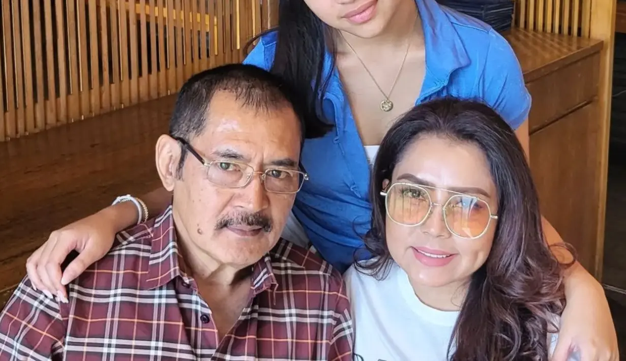 Didampingi sang putri, Khirani Trihatmodjo, Mayangsari dan Bambang Trihatmodjo jadi keluarga yang harmonis. Tergambar lewat kekompakan mereka yang sama-sama mengenakan kacamata. (Liputan6.com/IG/@mayangsari_official)