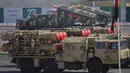 Sistem pertahanan udara Pakistan diperlihatkan saat parade Hari Militer Pakistan di Islamabad, (23/3). Parade ini menampilkan tank kelas berat, rudal balistik hingga rudal Ghauri berkemampuan daya ledak nuklir. (AFP Photo / Aamir Qureshi)