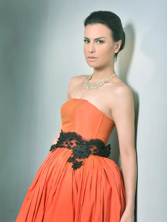 Bibir sensual adalah salah satu daya tarik Sophia Latjuba.