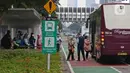 Penumpang menaiki bus saat jam pulang kerja di Jalan Jenderal Sudirman, Jakarta, Rabu (3/11/2021). Mobilitas masyarakat di Ibu Kota semakin meningkat seiring dilonggarkannya beberapa aturan. (Liputan6.com/Herman Zakharia)