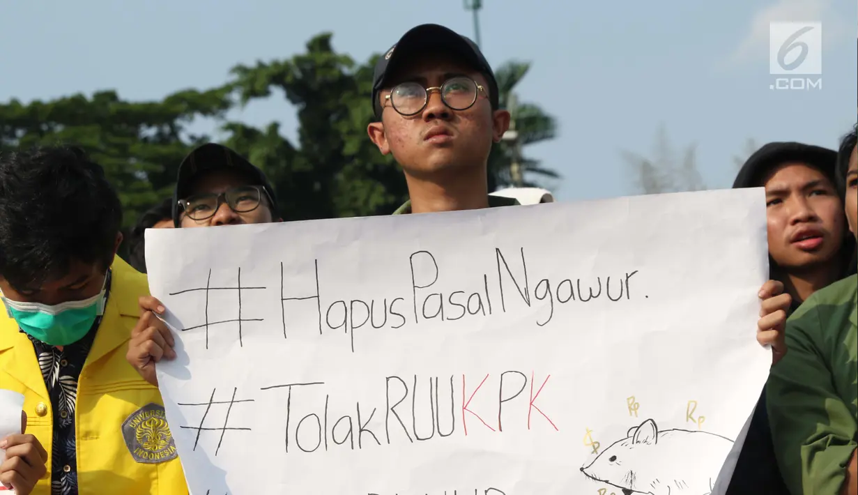 Sejumlah mahasiswa dari berbagai perguruan tinggi di Jakarta melakukan aksi unjuk rasa di depan Kompleks Parlemen RI, Senin (16/9/2019). Dalam aksinya, mereka menolak berbagai RUU yang sedang adan akan dibahas oleh para anggota dewan. (Liputan6.com/Helmi Fithriansyah)